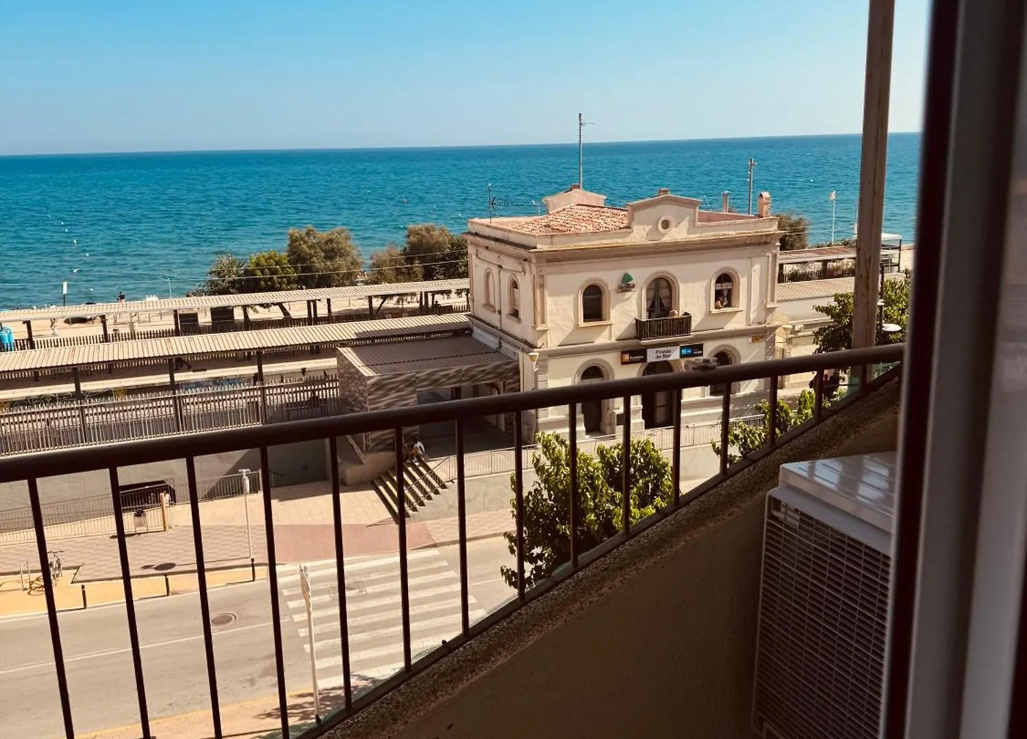 Первая Линия Моря Рядом С Барселоной Напротив Вокзала Pineda De Mar