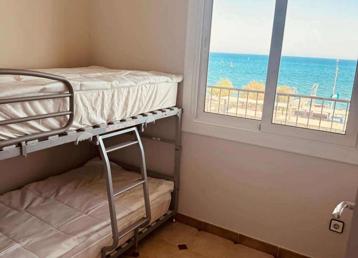 Первая Линия Моря Рядом С Барселоной Напротив Вокзала Pineda De Mar